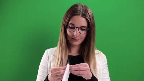 Auto-test de l'antigène Corona en cours d'utilisation - une jeune femme applique un auto-test Covid-19 — Video