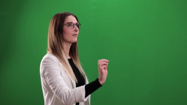 Ung kvinna knackar på en stor imaginär pekskärm — Stockvideo