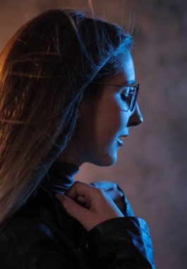 Genç bir kadının güçlü renkli portresi.