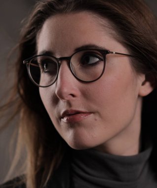 Uzun kahverengi saçlı güzel bir kız. Yakın çekim.