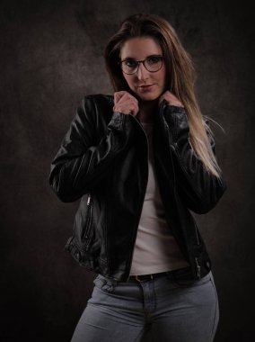 Çekici genç kadın kameraya poz veriyor.