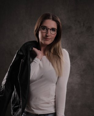 Stüdyoda genç ve çekici bir kadınla fotoğraf çekimi.