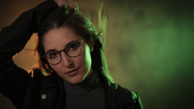 Genç bir kadının güçlü renkli portresi.