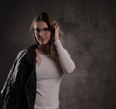 Stüdyoda genç ve çekici bir kadınla fotoğraf çekimi.