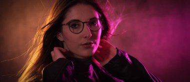 Genç bir kadının güçlü renkli portresi.