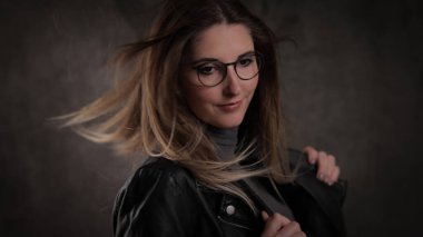 20 'li yaşlarının ortasında çekici bir kadının yakın plan fotoğrafı.