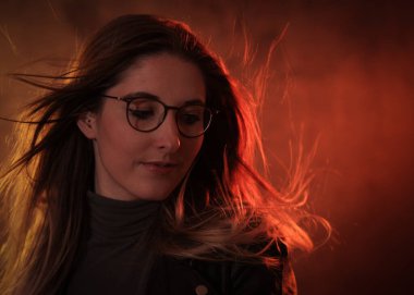 Genç ve güzel bir kadının güzel ve moda fotoğrafı.