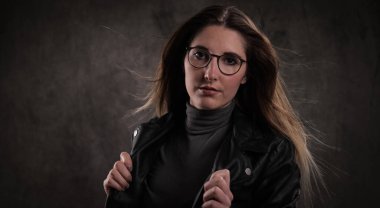 20 'li yaşlarının ortasında çekici bir kadının yakın plan fotoğrafı.