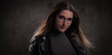 20 'li yaşlarının ortasında çekici bir kadının yakın plan fotoğrafı.