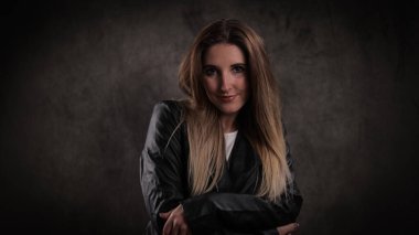 Stüdyoda genç ve çekici bir kadınla fotoğraf çekimi.