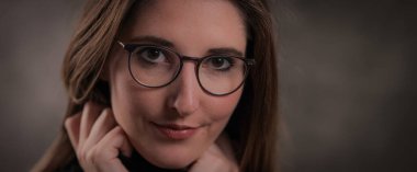 Stüdyoda güzel bir sarışının yakın çekimi.