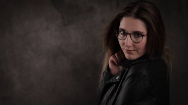 20 'li yaşlarının ortasında çekici bir kadının yakın plan fotoğrafı.