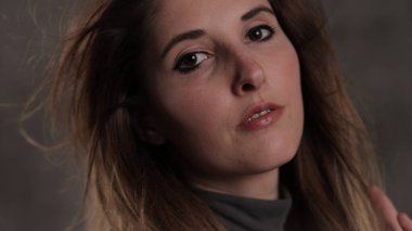 20 'li yaşlarının ortasında çekici bir kadının yakın plan fotoğrafı.