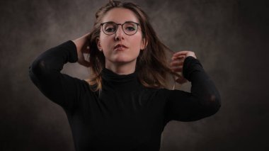 20 'li yaşlarının ortasında genç, güzel bir kadın. Portre fotoğrafı.