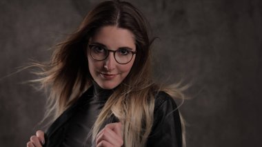 20 'li yaşlarının ortasında çekici bir kadının yakın plan fotoğrafı.