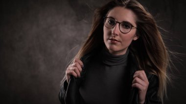 Fotoğraf çekimi için poz vermek - 20 'li yaşlarının ortasında genç bir kadın -