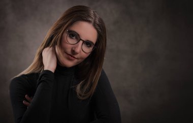 Stüdyoda genç ve çekici bir kadınla fotoğraf çekimi.