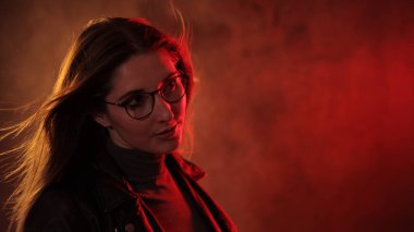 Genç enerjik kadın - renkli portre çekimi