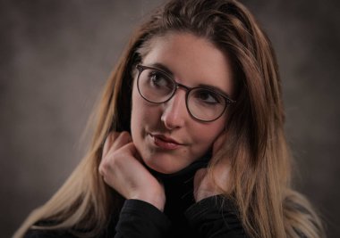 20 'li yaşlarının ortasında genç, güzel bir kadın. Portre fotoğrafı.