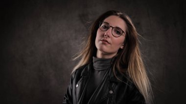 Fotoğraf çekimi için poz vermek - 20 'li yaşlarının ortasında genç bir kadın -