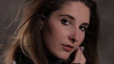 Genç ve güzel bir kadının yüzü.