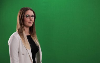 Genç bir kadın büyük hayali bir dokunmatik ekrana dokunuyor.