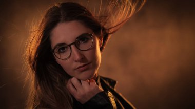 Vahşi sarı saçlı genç bir kadının enerjik fotoğrafı.