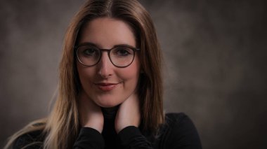 Uzun kahverengi saçlı güzel bir kız. Yakın çekim.