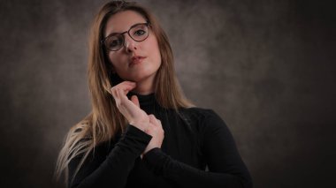 20 'li yaşlarının ortasında genç, güzel bir kadın. Portre fotoğrafı.