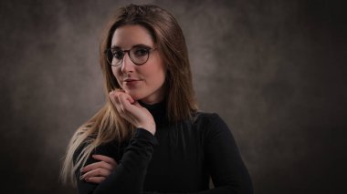 20 'li yaşlarının ortasında genç, güzel bir kadın. Portre fotoğrafı.