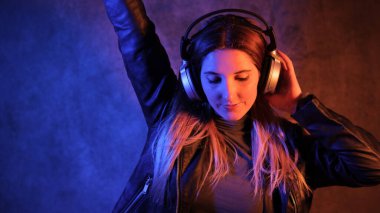 Müzik eşliğinde dans eden güzel kız. Renkli bir portre resmi.