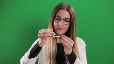 Corona Antijen Kendi Kendini Test Ediyor - Genç bir kadın Covid-19 kendi kendini test ediyor