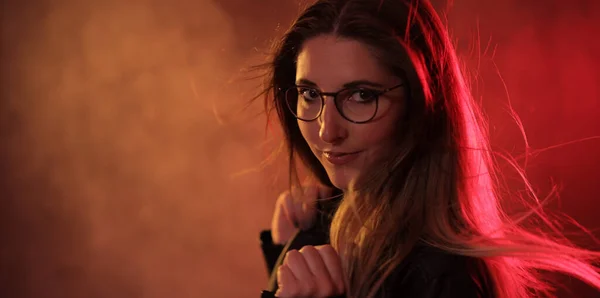 Forte retrato colorido tiro de uma jovem mulher — Fotografia de Stock