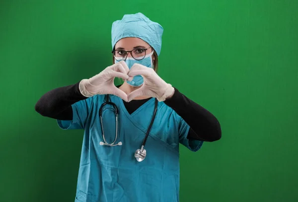 A női orvos szív alakot ölt. — Stock Fotó