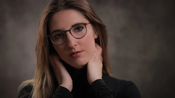 Hermosa chica con el pelo largo y castaño primer plano — Foto de Stock