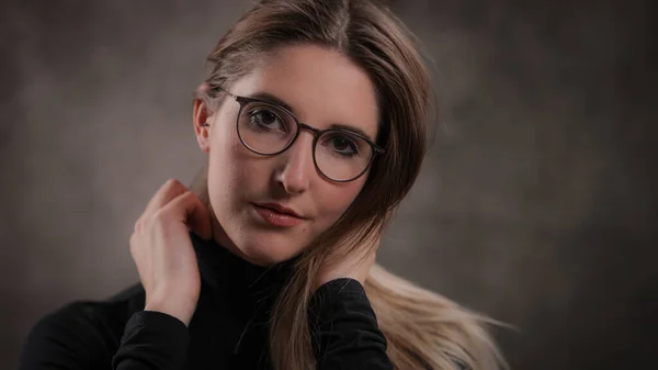 Joven mujer bonita en sus 20 años - retrato de tiro — Foto de Stock