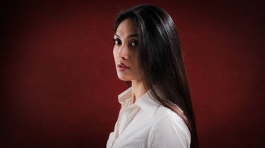 Kameraya poz veren genç Asyalı kadın.