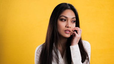 Tarafsız bir geçmişe karşı düşünceli bir genç kadın.