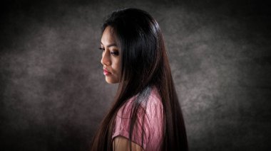 Profilde genç ve güzel bir kadın. Portre fotoğrafı.