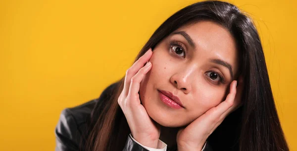 Mädchen mit einem außergewöhnlich hübschen Gesicht in Nahaufnahme — Stockfoto