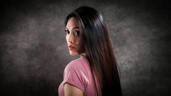 Bastante mujer asiática en el estudio de fotos — Foto de Stock