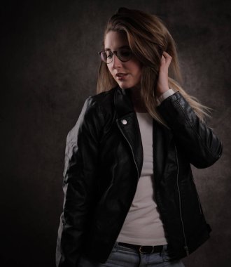 Çekici genç kadın kameraya poz veriyor.