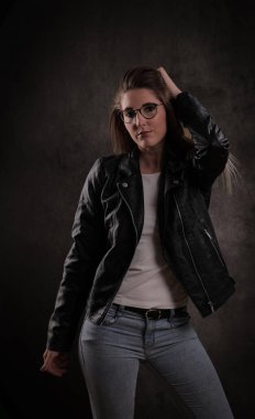 Genç ve çekici bir kadının stüdyoda fotoğraf çekimi var.