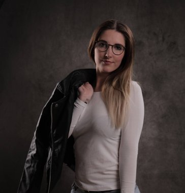 Çekici genç kadın kameraya poz veriyor.