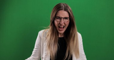 Genç bayan çok sinirli görünüyor.