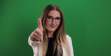 Genç ve güzel bir kadın baş parmak hareketi yapıyor.