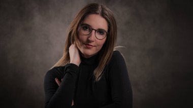 20 'li yaşlarının ortasında genç, güzel bir kadın. Portre fotoğrafı.