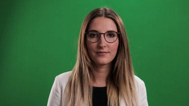 Genç ve güzel bir kadının portresi.