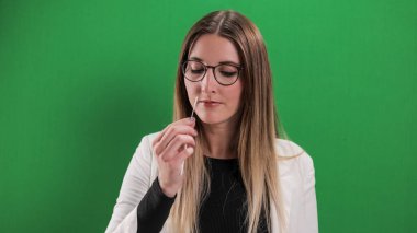 Corona Antijen Kendi Kendini Test Ediyor - Genç bir kadın Covid-19 kendi kendini test ediyor