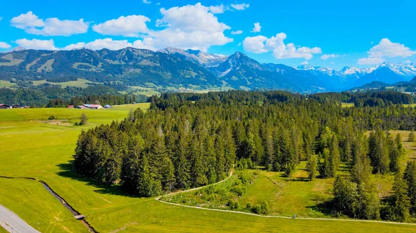 Τυπικό τοπίο στη Βαυαρία στην περιοχή Allgau των γερμανικών Άλπεων — Φωτογραφία Αρχείου